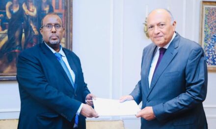 Wasiirka Arrimaha Dibadda Masar Sameh Shoukry ayaa nuqul ka mid ah waraaqaha aqoonsiga Danjirenimo ka guddoomay Safiirka cusub ee Soomaaliya.